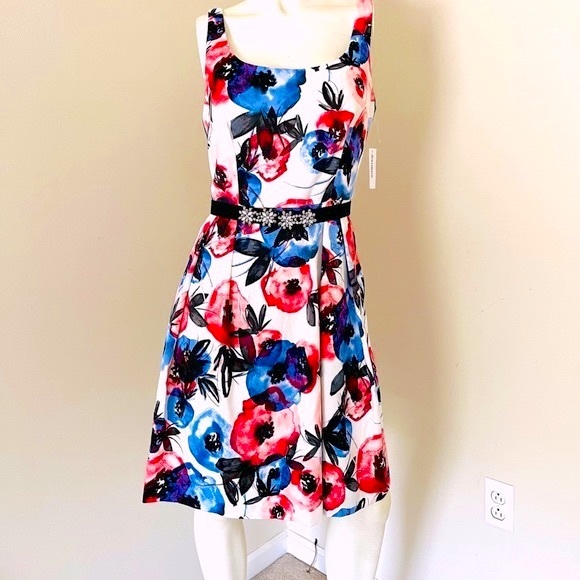 Luxe by Carmen Marc Valvo Dresses & Skirts - NEW Luxe by Carmen Marc Valvo sleeveless floral dress with embellished belt